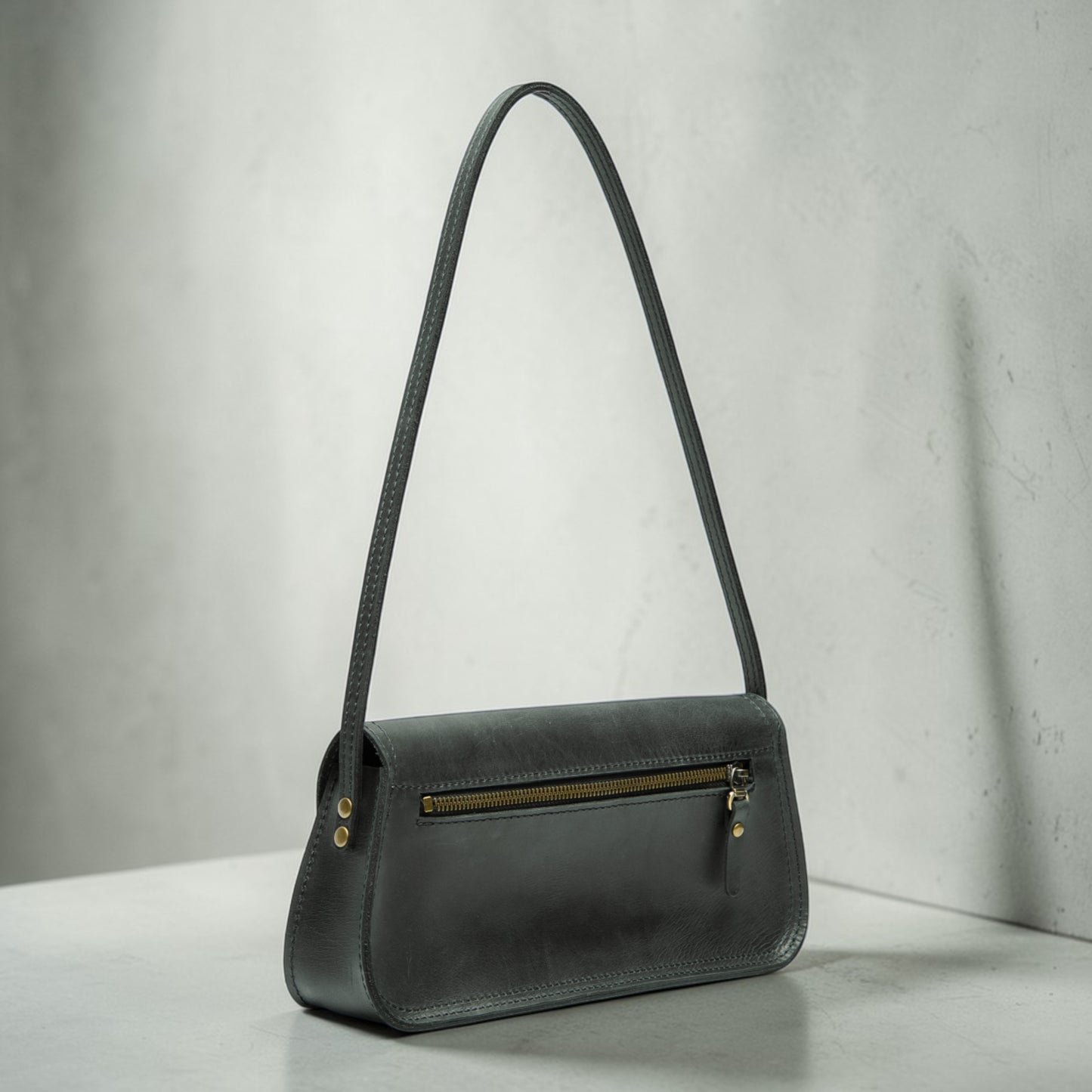 Baguette Tasche für Damen aus Leder mit Überschlag – handgemacht