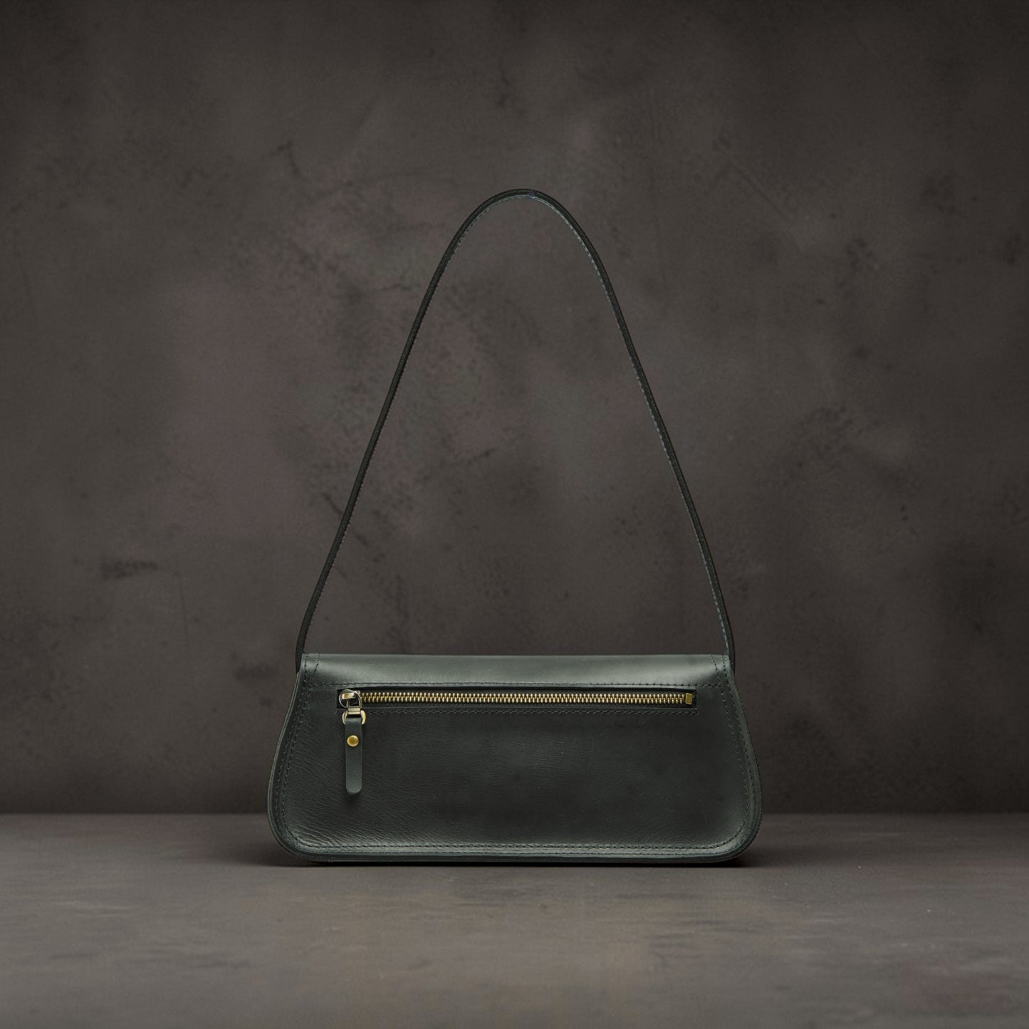 Baguette Tasche für Damen aus Leder mit Überschlag – handgemacht