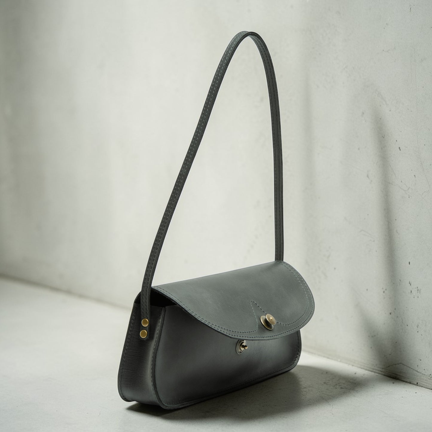 Baguette Tasche für Damen aus Leder mit Überschlag – handgemacht