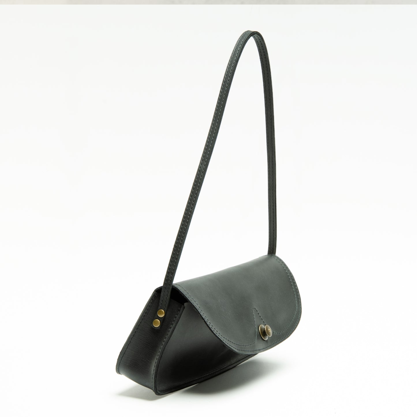 Baguette Tasche für Damen aus Leder mit Überschlag – handgemacht