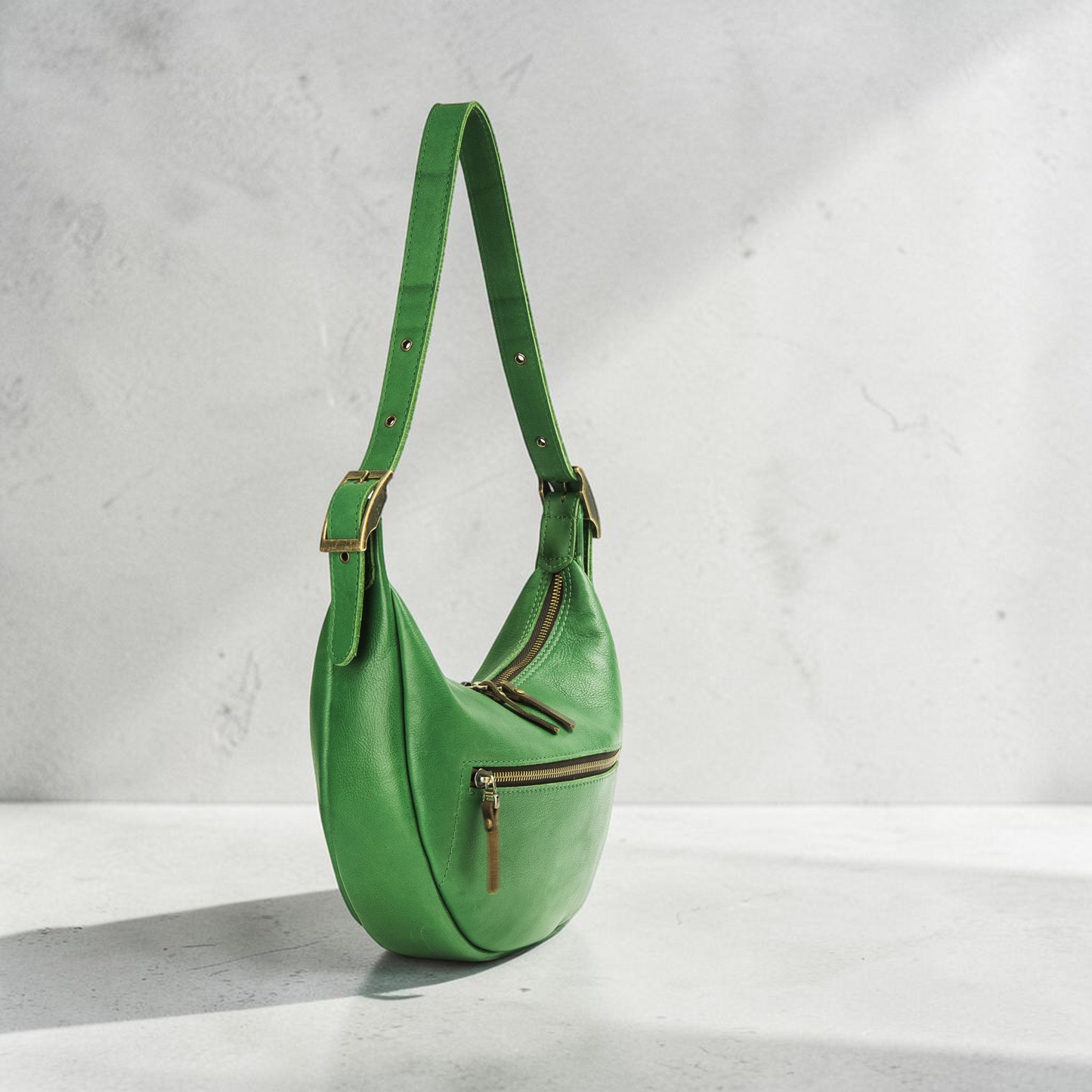 Halbmond Tasche für Damen aus Leder mit Reißverschluss und verstellbarem Riemen handgemacht