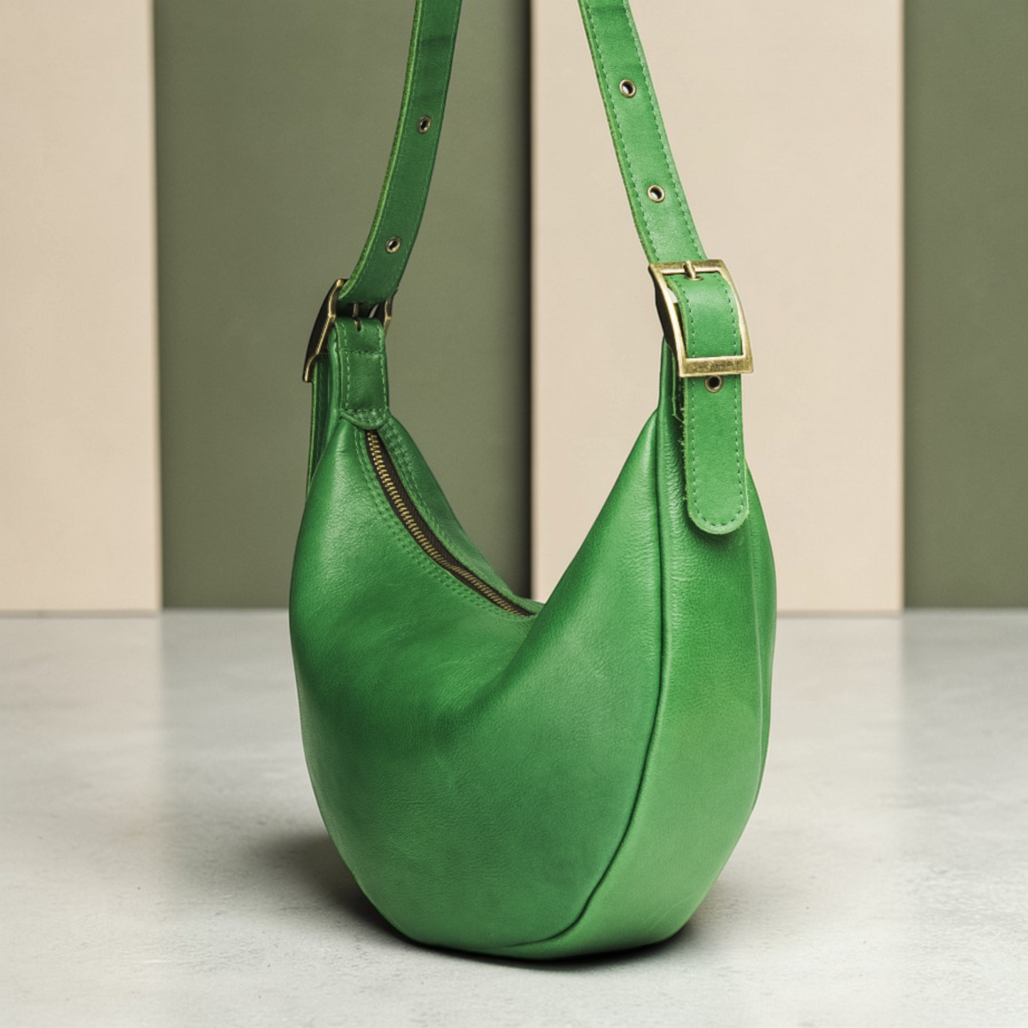 Halbmond Tasche für Damen aus Leder mit Reißverschluss und verstellbarem Riemen handgemacht
