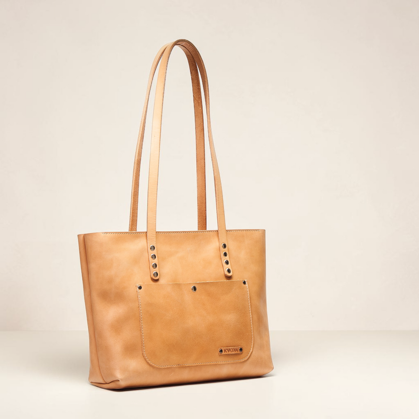 Ledertasche Damen handgemacht aus naturbelassenem Leder mit Fronttasche und langen Henkeln