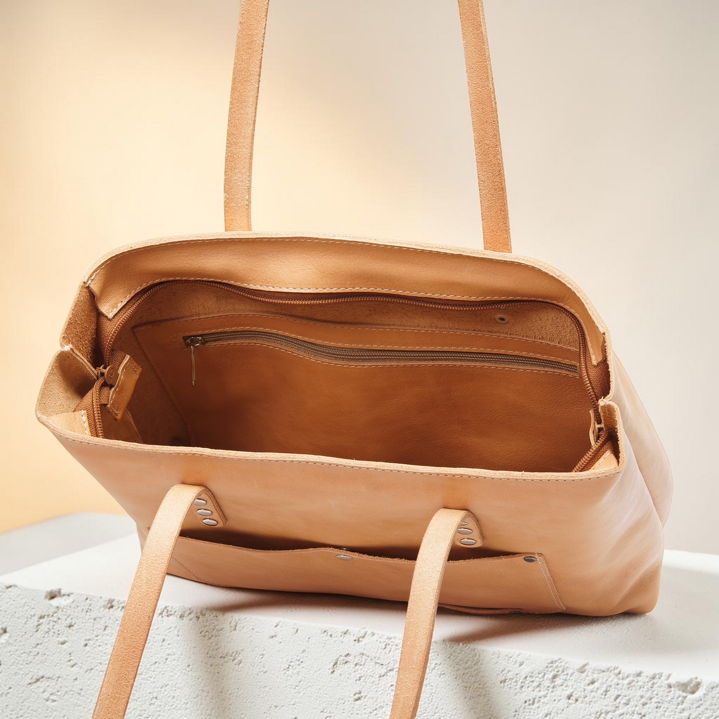 Ledertasche Damen handgemacht aus naturbelassenem Leder mit Fronttasche und langen Henkeln