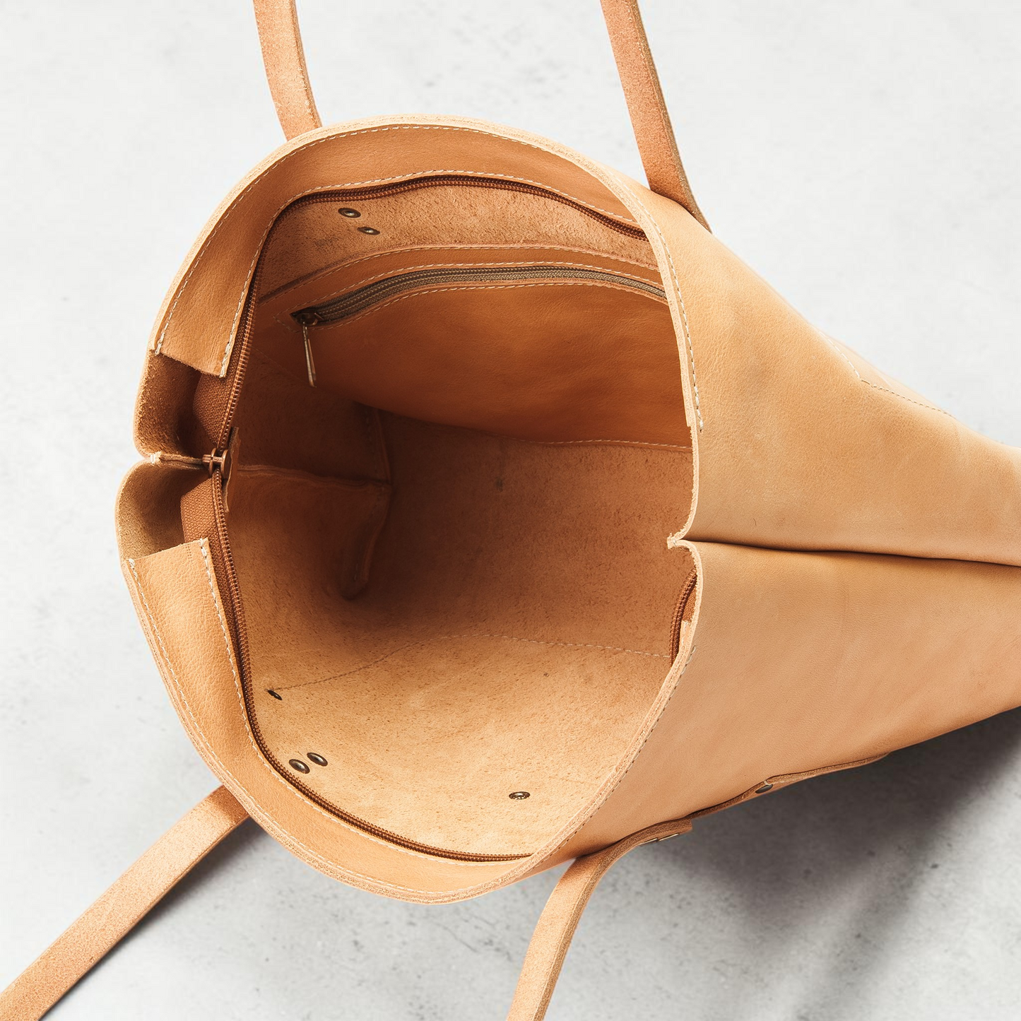 Ledertasche Damen handgemacht aus naturbelassenem Leder mit Fronttasche und langen Henkeln