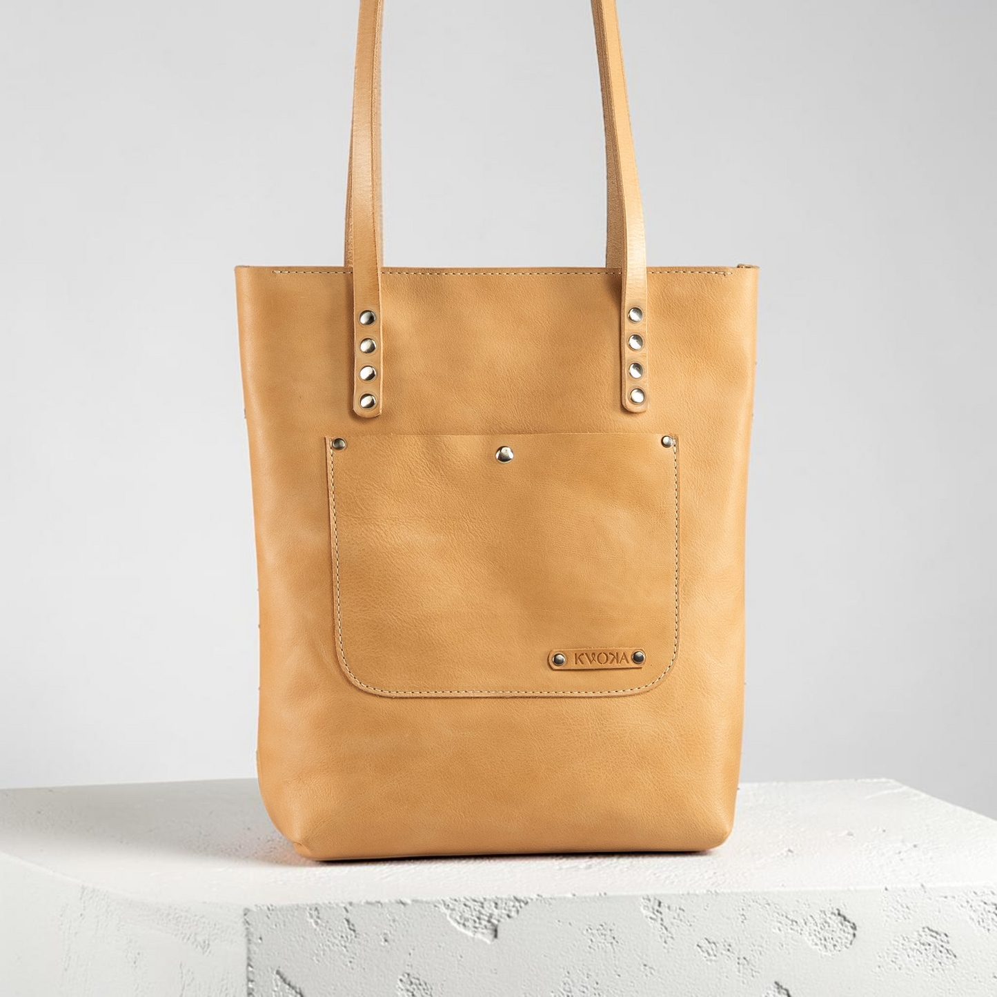 Ledertasche Damen handgemacht aus naturbelassenem Leder mit Fronttasche und langen Henkeln