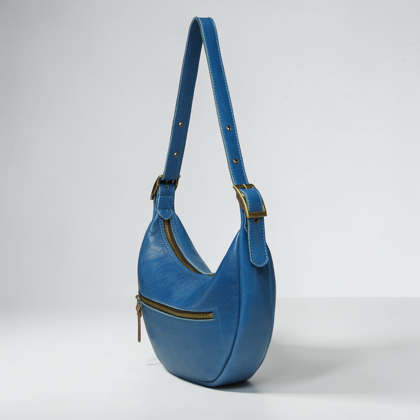 Halbmond Tasche für Damen aus Leder mit Reißverschluss und verstellbarem Riemen handgemacht