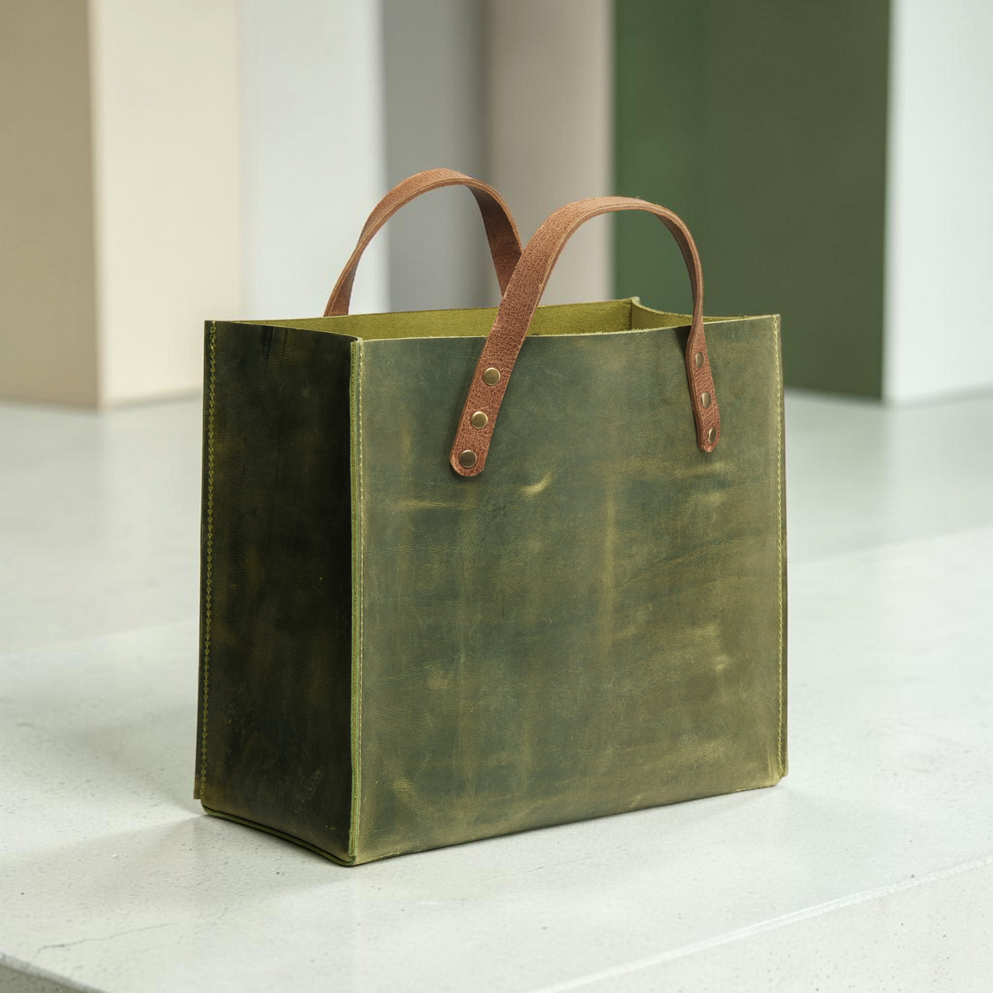Handgefertigte Leder-Shopper Tasche mit Frontfach und klarer, architektonischer Form