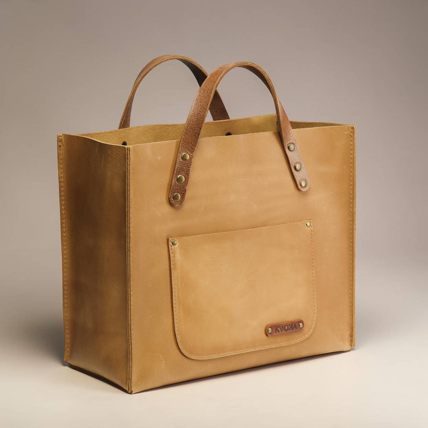 Handgefertigte Leder-Shopper Tasche mit Frontfach und klarer, architektonischer Form
