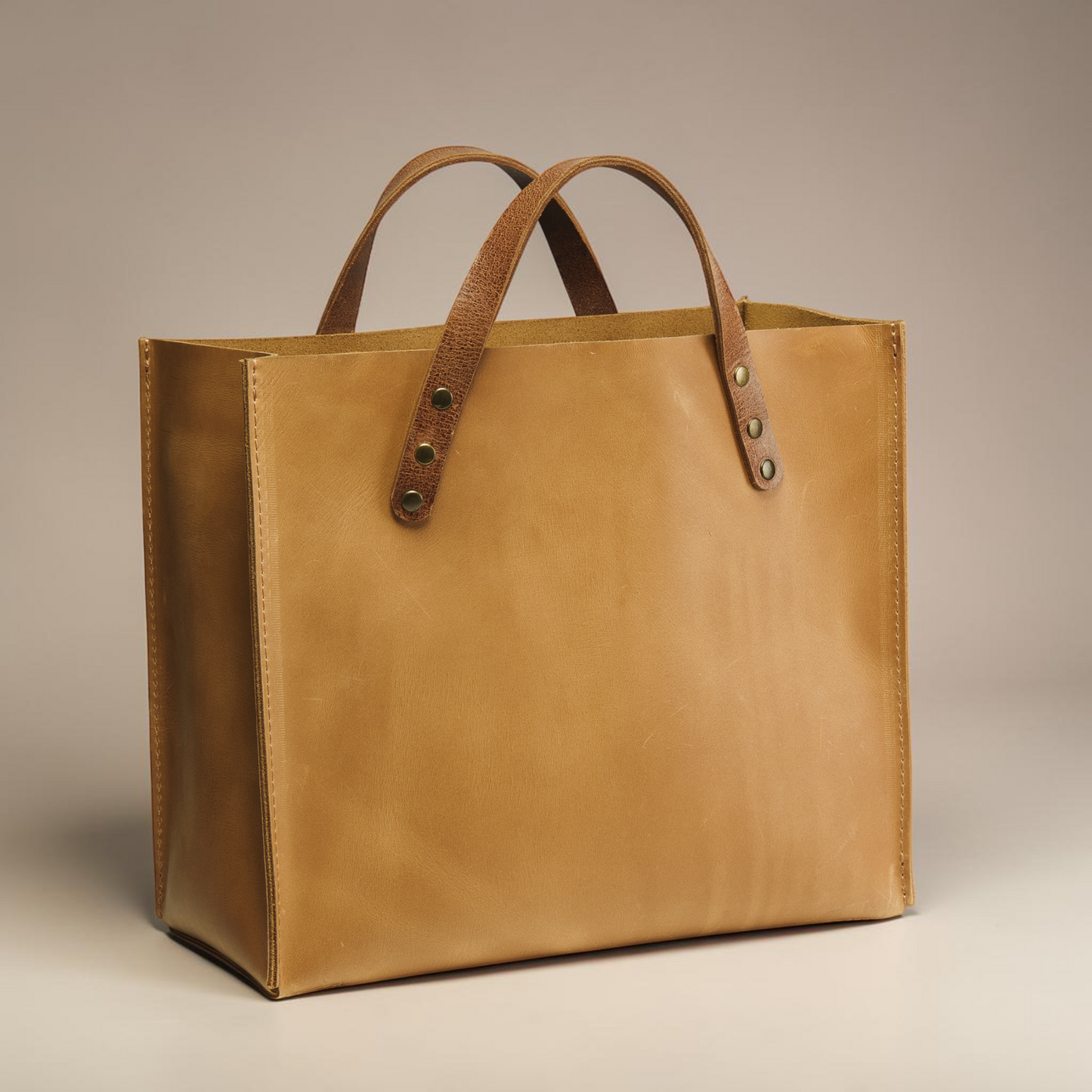 Handgefertigte Leder-Shopper Tasche mit Frontfach und klarer, architektonischer Form
