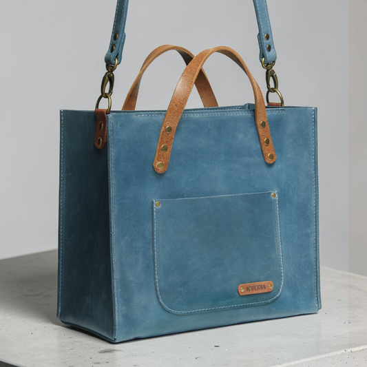 Handgefertigte Leder-Shopper Tasche mit Frontfach und klarer, architektonischer Form