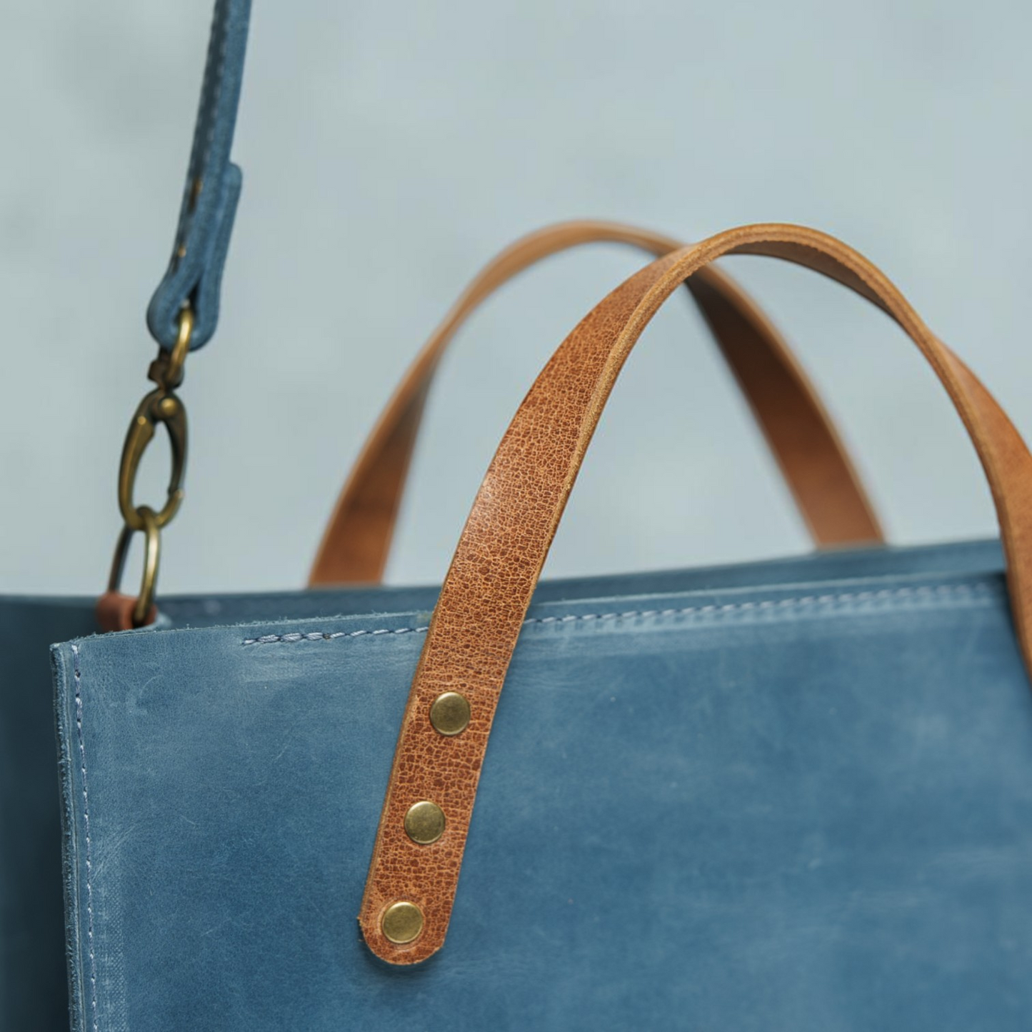 Handgefertigte Leder-Shopper Tasche mit Frontfach und klarer, architektonischer Form