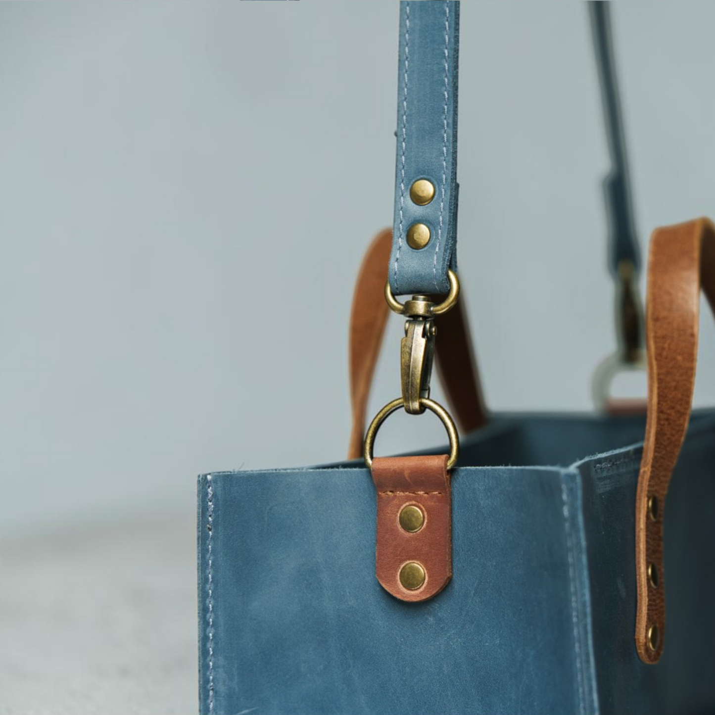 Handgefertigte Leder-Shopper Tasche mit Frontfach und klarer, architektonischer Form