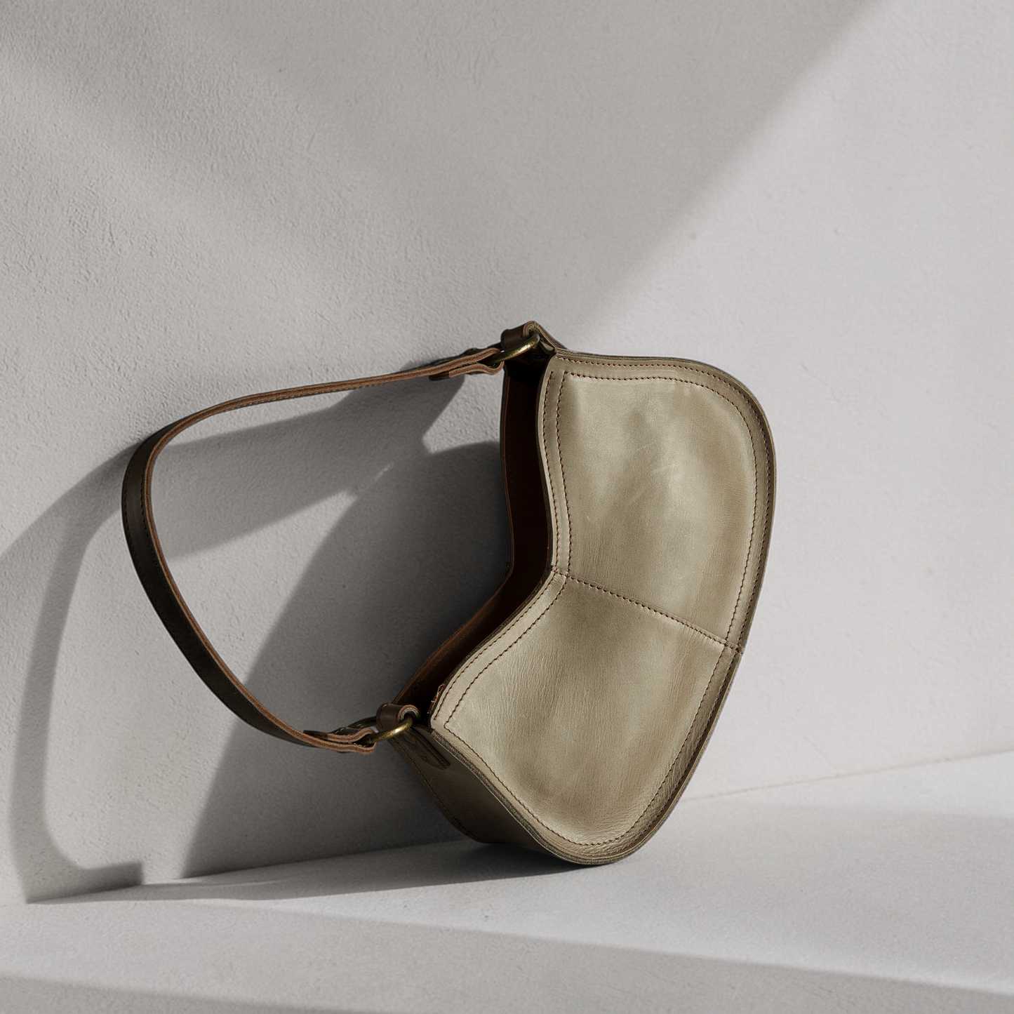 Kleine Lederhandtasche für Damen mit kurzem Henkel handgemacht