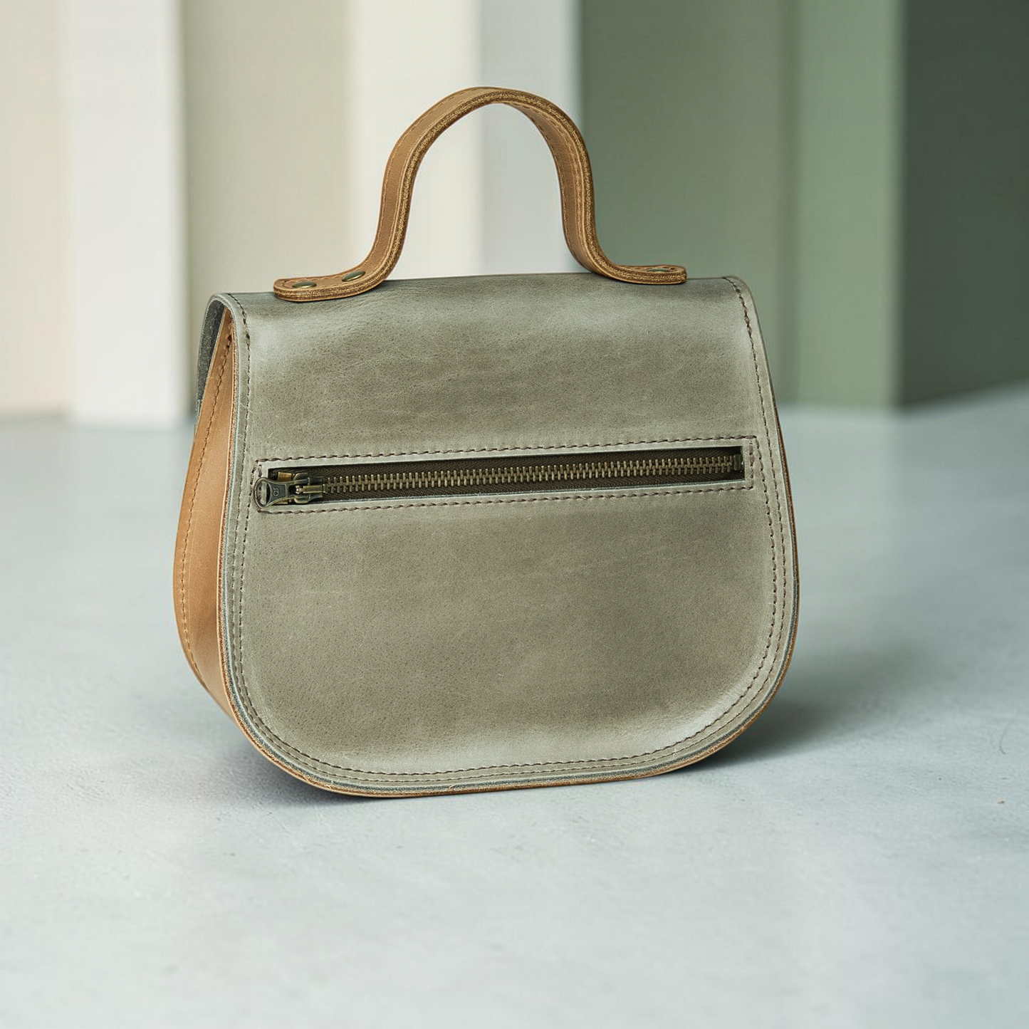 Kleine Lederhandtasche für Damen mit Überschlag, Frontfach, Rückfach und Henkel handgemacht