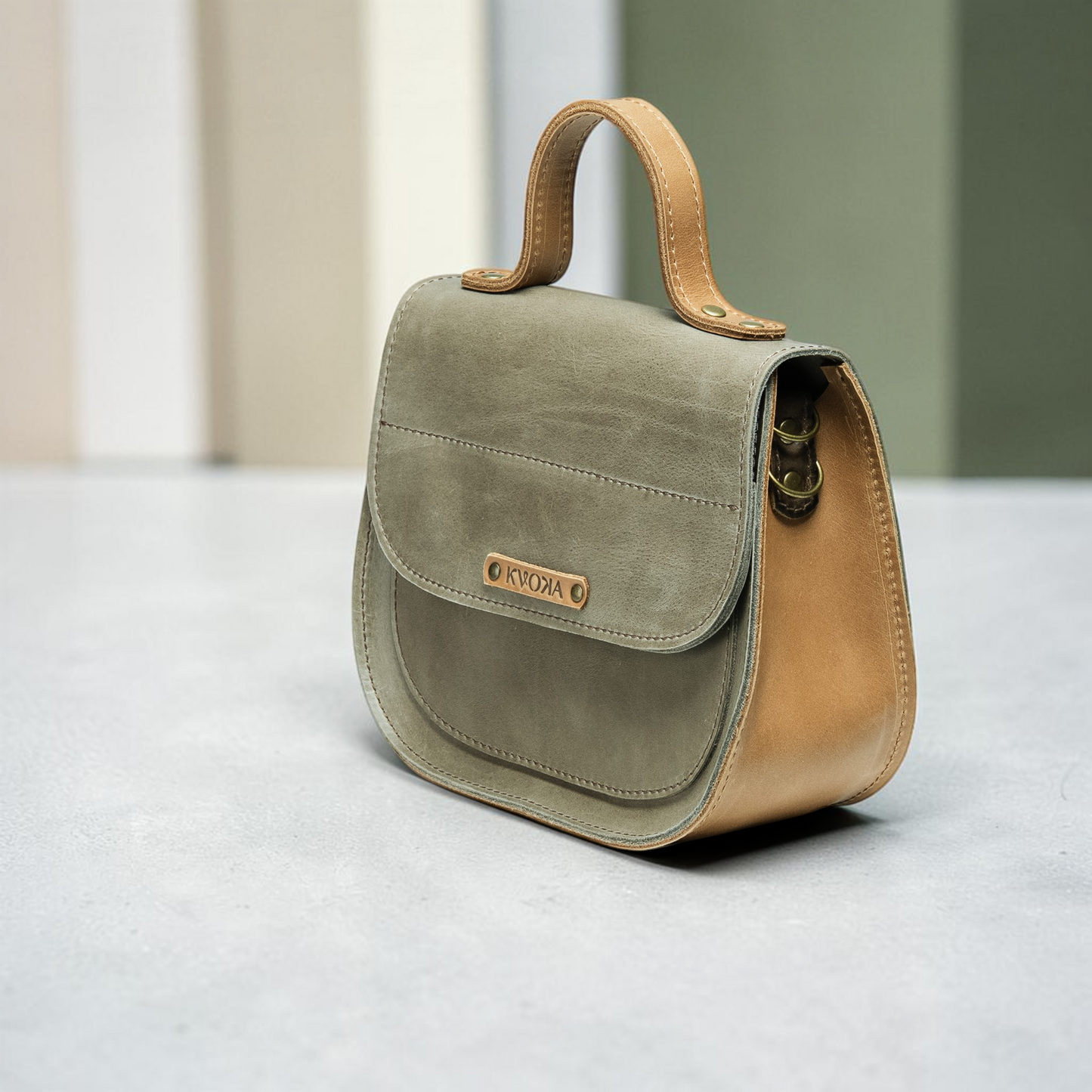Kleine Lederhandtasche für Damen mit Überschlag, Frontfach, Rückfach und Henkel handgemacht