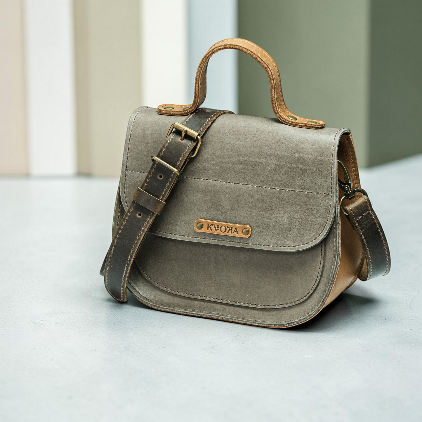 Kleine Lederhandtasche für Damen mit Überschlag, Frontfach, Rückfach und Henkel handgemacht