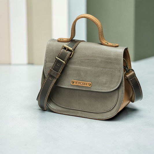 Kleine Lederhandtasche für Damen mit Überschlag, Frontfach, Rückfach und Henkel handgemacht