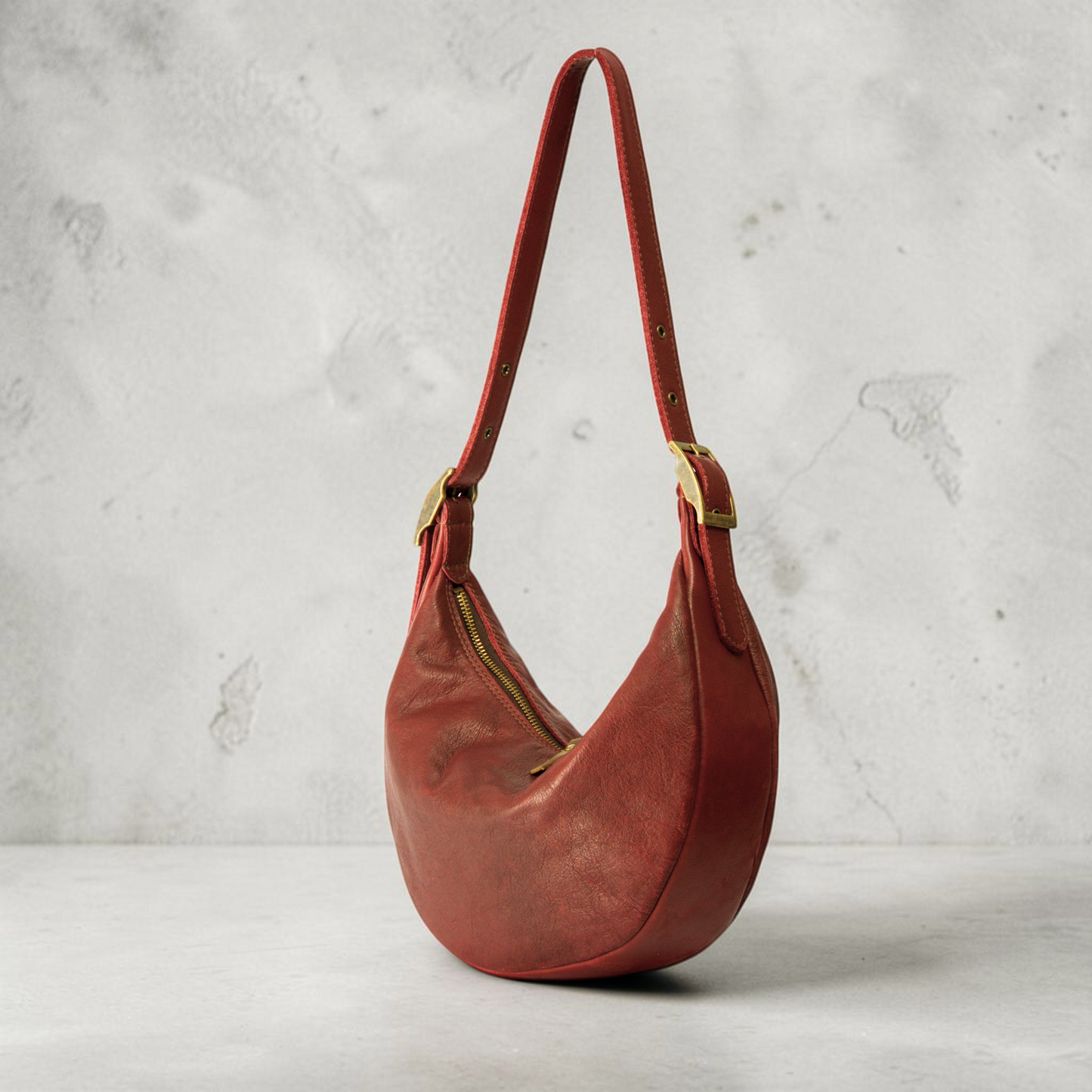 Halbmond Tasche für Damen aus Leder mit Reißverschluss und verstellbarem Riemen handgemacht