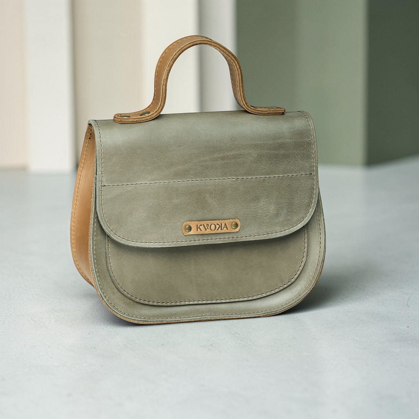 Kleine Lederhandtasche für Damen mit Überschlag, Frontfach, Rückfach und Henkel handgemacht