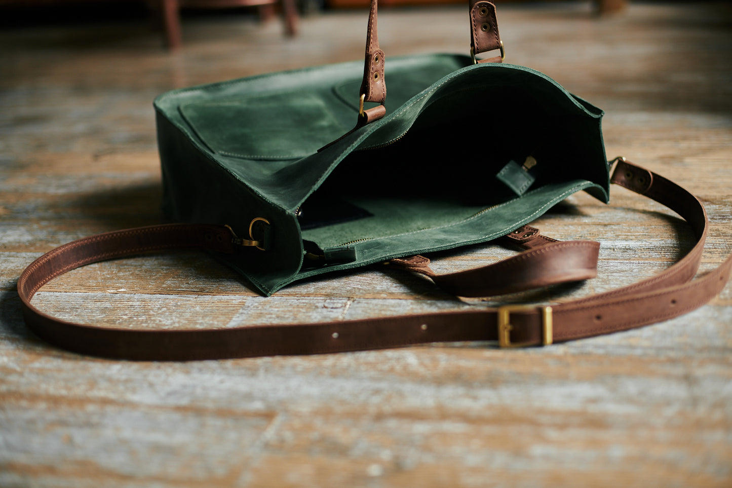 _Handgefertigter praktischer Ledershopper mit verstellbarem Schulterriemen und Vordertaschen