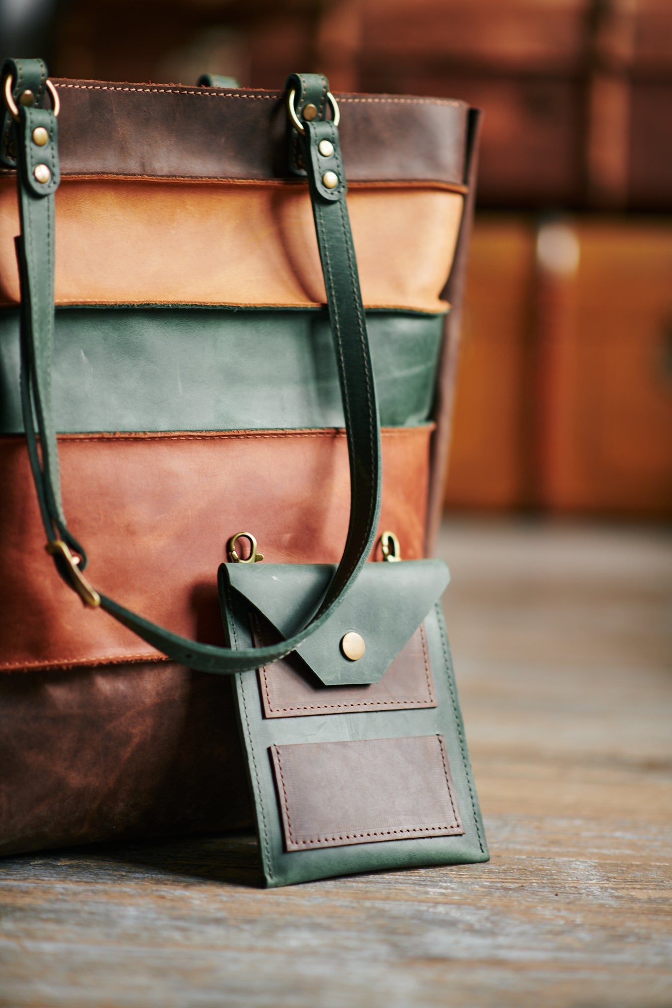 Große und stilvolle handgefertigte Ledertasche mit Organizer