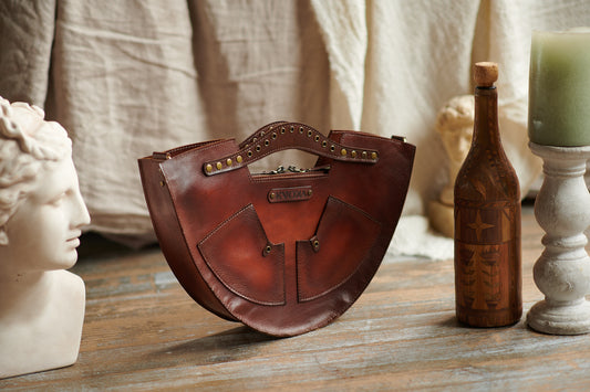 Einzigartige handgefertigte Tasche im Folk-Stil aus naturbelassenem Leder