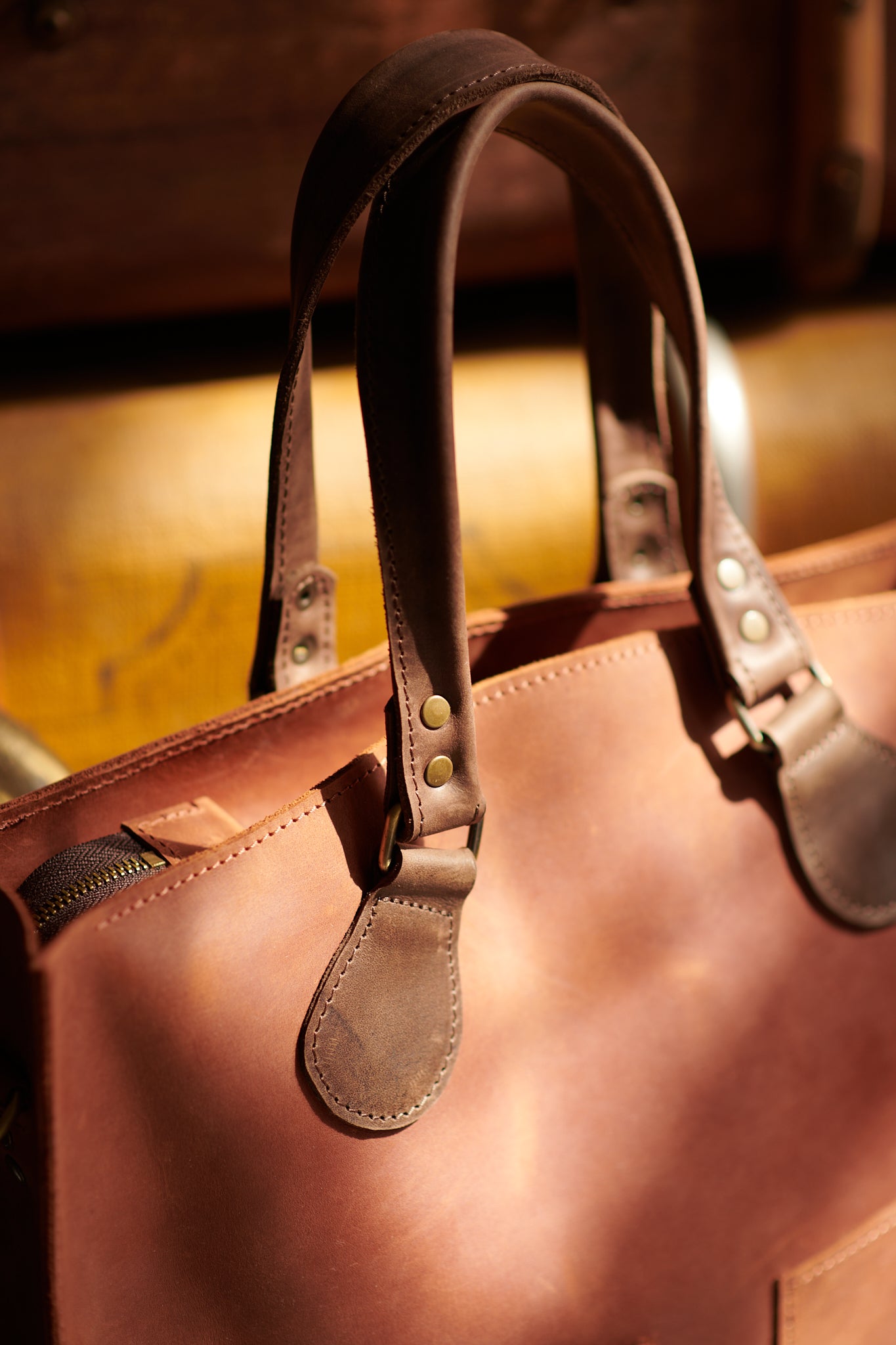 _Handgefertigter praktischer Ledershopper mit verstellbarem Schulterriemen und Vordertaschen