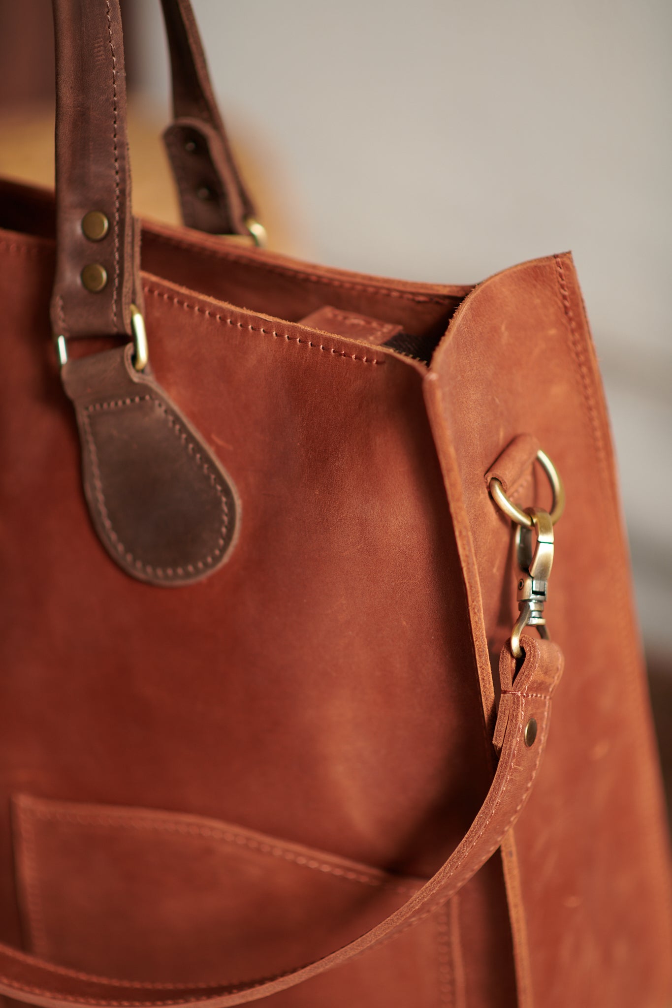_Handgefertigter praktischer Ledershopper mit verstellbarem Schulterriemen und Vordertaschen